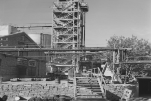 Bilde av Destilasjonstårnet på Jahres Fabrikker